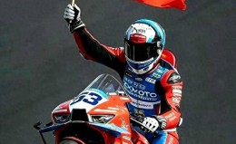 张雪机车夺冠刷屏！演员尹正发文祝贺创始人张雪回应：资金有限无法邀您代言我们把这台820赠送给您